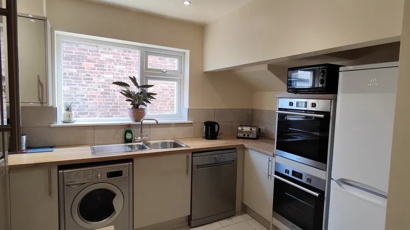 Brailsford Road: 6 Bedroom student House NG7 2JU - Thumbnail 1